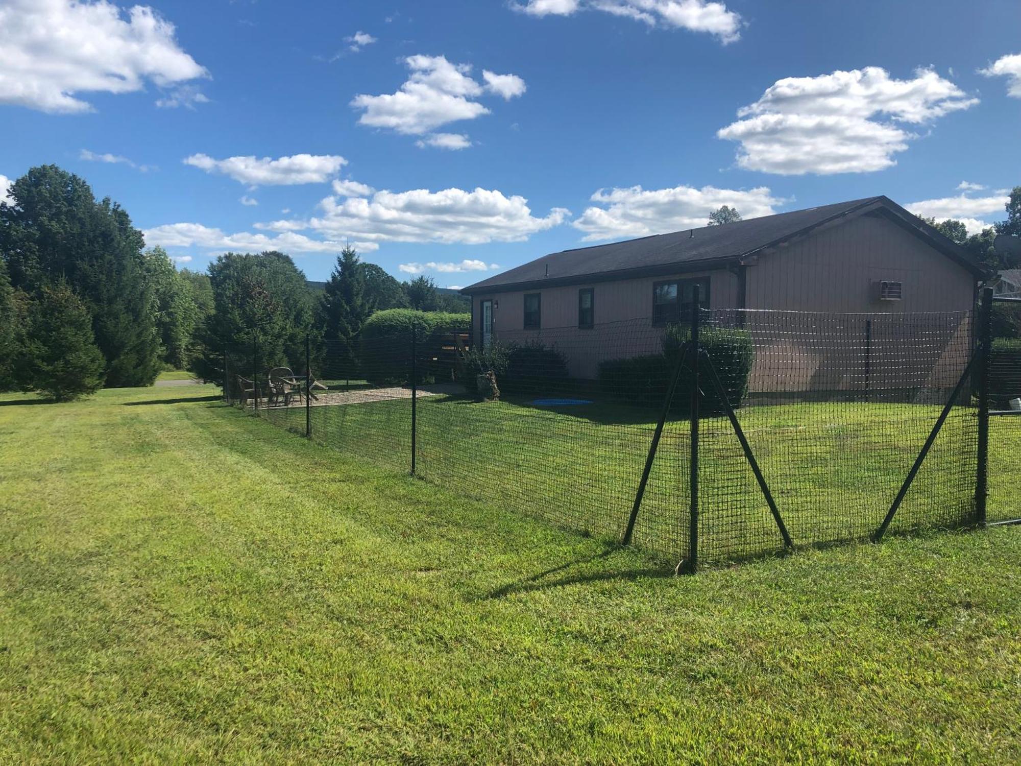 Fenced Yard Chalets From Good Dog Vacations At Big Valley Resort Sciota Exterior foto